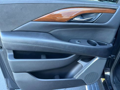 Used 2019 Cadillac Escalade ESV Premium Luxury image 23