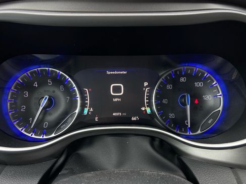 Used 2024 Chrysler Pacifica Touring-L FWD image 20
