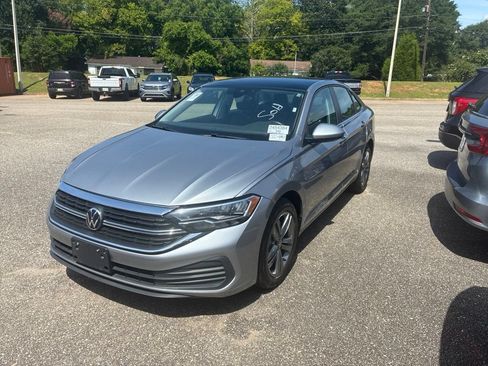 Used 2024 Volkswagen Jetta SE FWD image 2