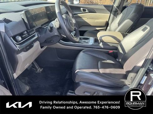Used 2025 Kia Carnival FWD image 8