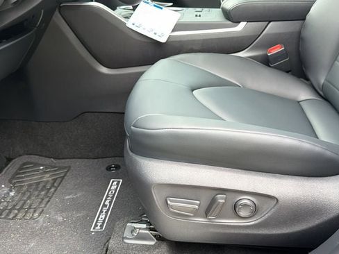 New 2026 Toyota Highlander XLE AWD/4WD image 16