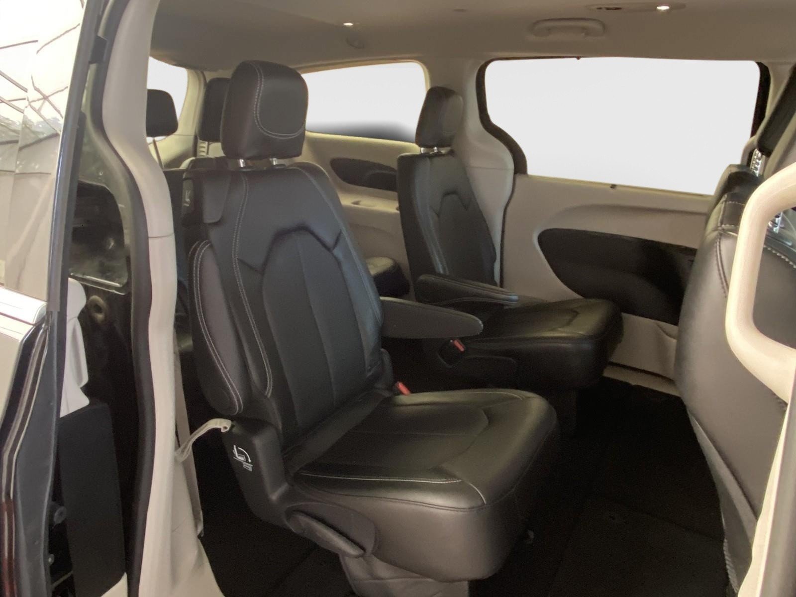 Used 2024 Chrysler Pacifica Touring-L FWD image 11