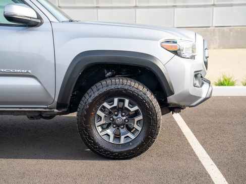 Used 2018 Toyota Tacoma TRD Off-Road AWD/4WD image 9