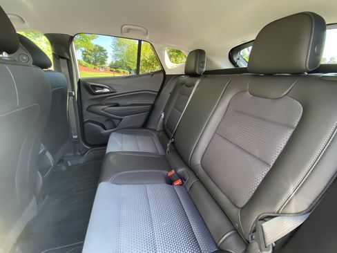 Used 2025 Chevrolet Trax LT w/ LT Convenience Package FWD image 12