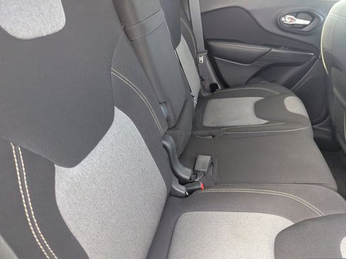 Used 2016 Jeep Cherokee Sport image 13