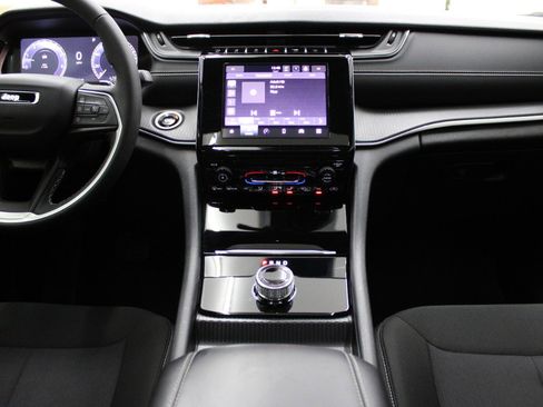 Used 2025 Jeep Grand Cherokee Laredo X image 22