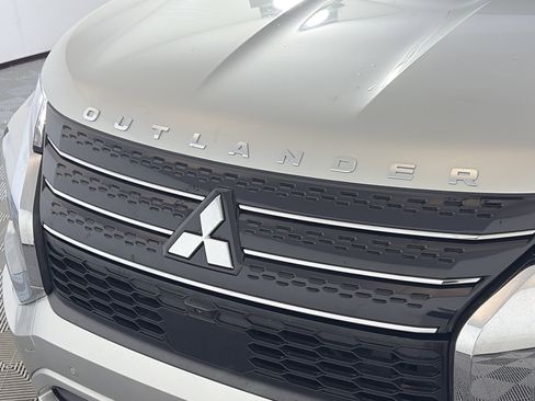 Used 2023 Mitsubishi Outlander SE image 16