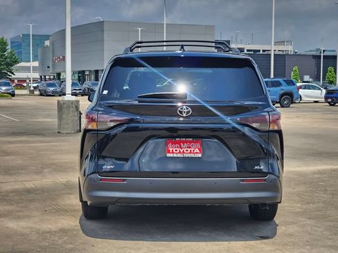 Certified 2026 Toyota Sienna XLE FWD image 6