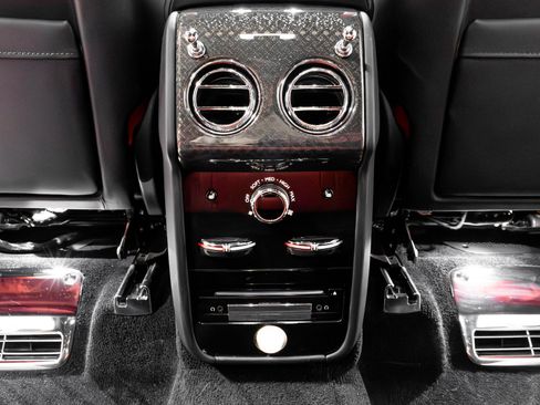 Used 2021 Rolls-Royce Cullinan Black Badge image 32