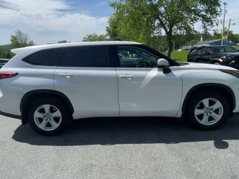 Used 2021 Toyota Highlander LE AWD/4WD image 9