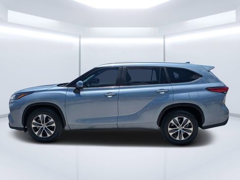 Used 2023 Toyota Highlander XLE FWD image 6