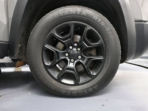 Used 2019 Jeep Cherokee Trailhawk w/ Comfort/Convenience Group AWD/4WD image 15