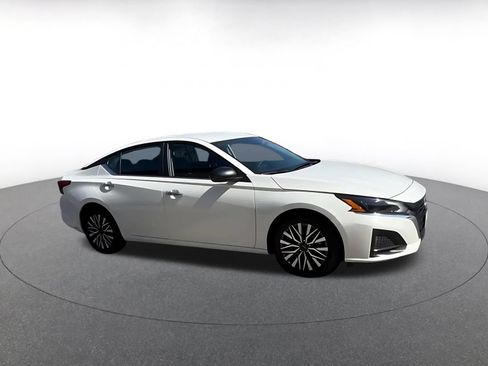 Used 2025 Nissan Altima 2.5 SV FWD image 2