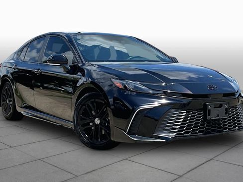 Used 2025 Toyota Camry SE w/ Convenience Package FWD image 3