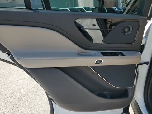 Used 2022 Lincoln Aviator Reserve AWD/4WD image 28