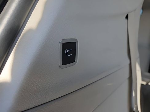 Used 2024 Chrysler Voyager LX image 21