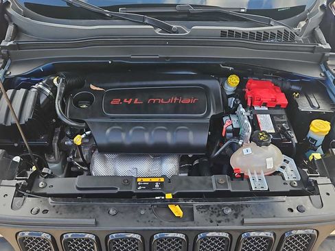 Used 2018 Jeep Renegade Latitude w/ Cold Weather Group image 17