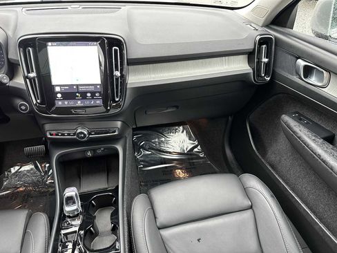 Certified 2025 Volvo XC40 B5 Plus AWD/4WD image 19