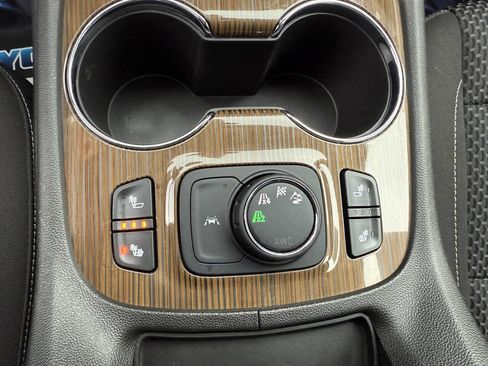 Used 2023 GMC Acadia SLE w/ Driver Convenience Package image 16