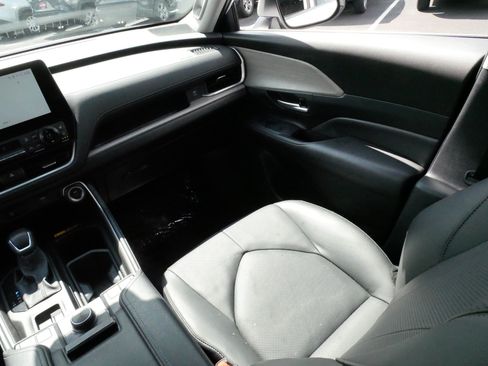 Certified 2024 Toyota Grand Highlander AWD image 11