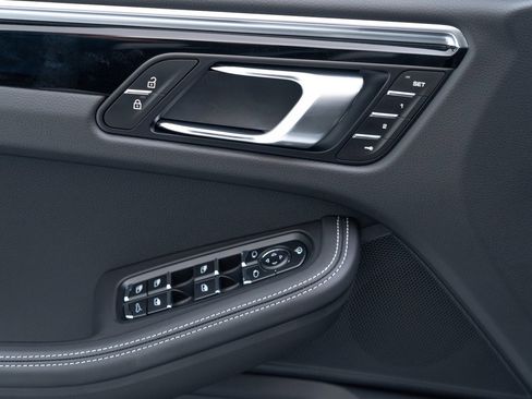 Certified 2025 Porsche Macan AWD/4WD image 23