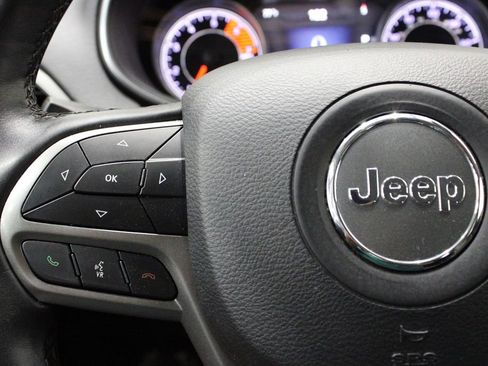 Used 2019 Jeep Cherokee Limited image 24