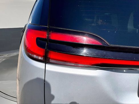 Used 2024 Chrysler Pacifica Touring-L FWD image 25