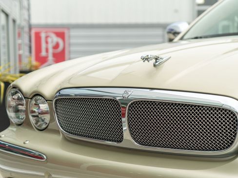 Used 2006 Jaguar XJ Vanden Plas Super V8 Portfolio RWD image 4