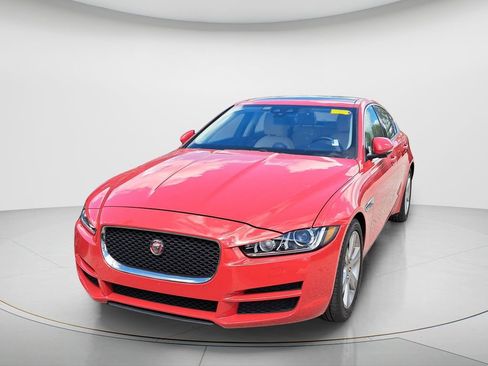 Used 2018 Jaguar XE Premium image 2
