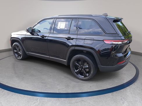 Used 2023 Jeep Grand Cherokee Altitude AWD/4WD image 7