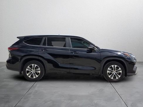 Used 2024 Toyota Highlander XLE FWD image 5