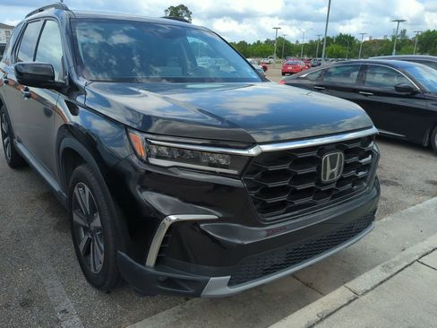 Used 2024 Honda Pilot Touring image 2