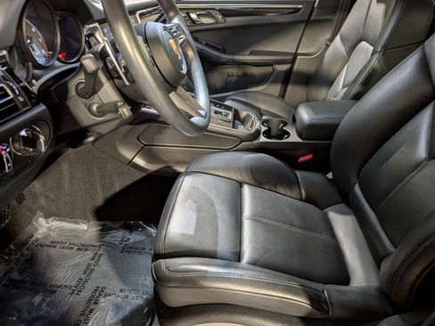 Certified 2022 Porsche Macan S AWD/4WD image 4