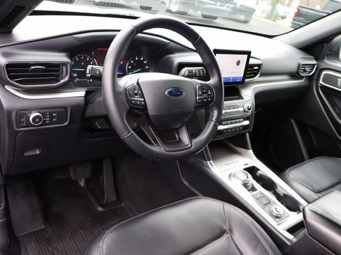 Used 2020 Ford Explorer XLT w/ Equipment Group 202A image 5