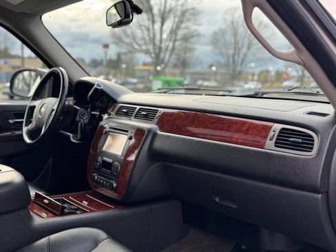 Used 2013 Chevrolet Avalanche LTZ image 12