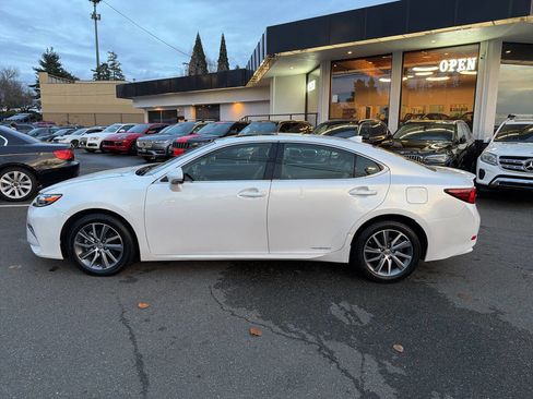 Used 2017 Lexus ES 300h w/ Luxury Package image 2