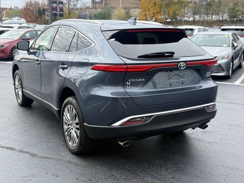 Certified 2022 Toyota Venza XLE image 6