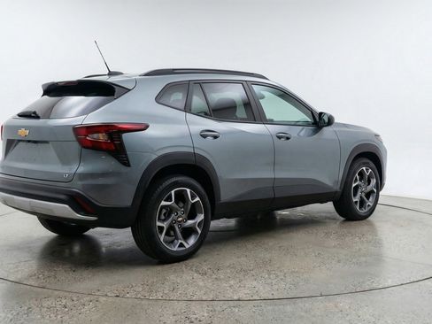 Used 2025 Chevrolet Trax LT w/ LT Convenience Package image 9