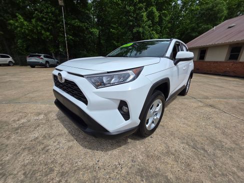 Used 2021 Toyota RAV4 XLE w/ Convenience Package FWD image 1