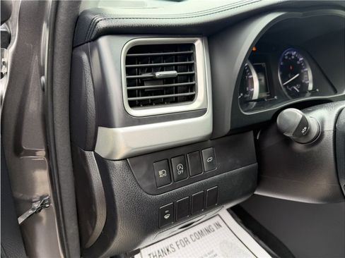 Used 2017 Toyota Highlander SE FWD image 42