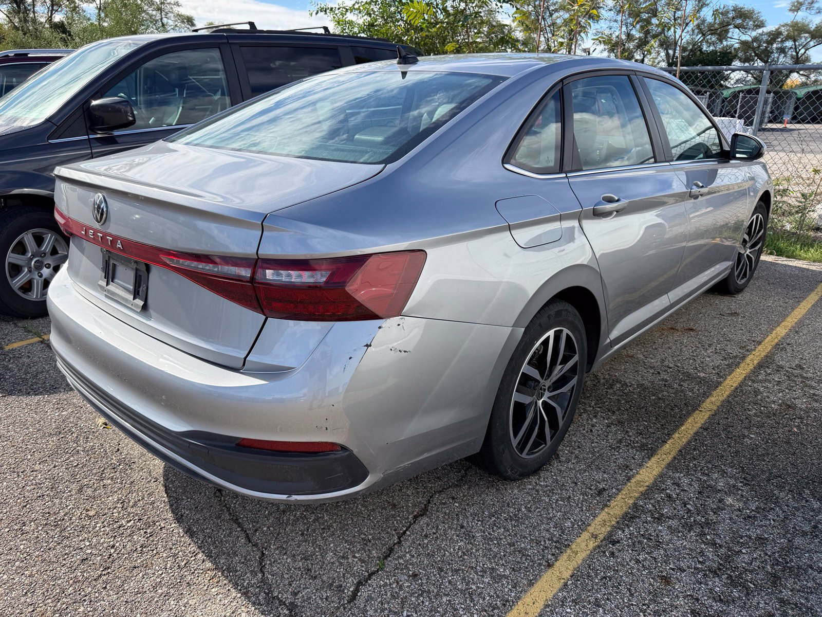 Used 2025 Volkswagen Jetta SE FWD image 2