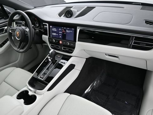 Certified 2025 Porsche Macan AWD/4WD image 32