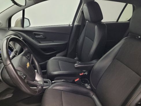 Used 2021 Chevrolet Trax LT w/ LT Convenience Package image 17