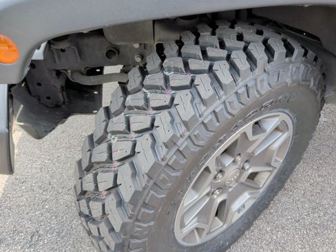 Used 2016 Jeep Wrangler Unlimited Rubicon w/ Connectivity Group image 14