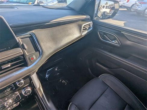 Used 2023 GMC Yukon SLT w/ SLT Premium Package image 17