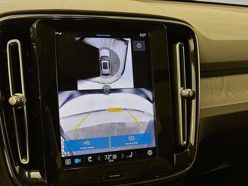 Used 2025 Volvo XC40 B5 Plus image 22