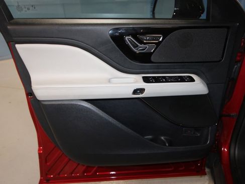 Used 2025 Lincoln Aviator AWD image 5