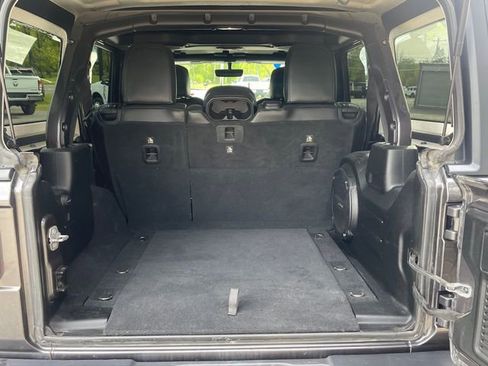 Used 2018 Jeep Wrangler Unlimited Sahara AWD/4WD image 13