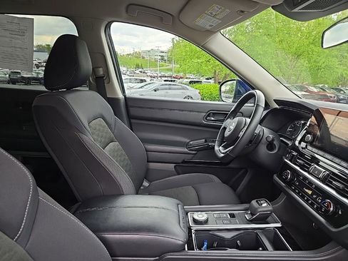 Used 2024 Nissan Pathfinder SV AWD/4WD image 35