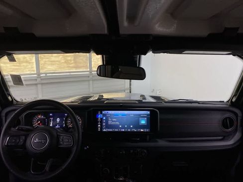 Used 2024 Jeep Wrangler Rubicon image 13